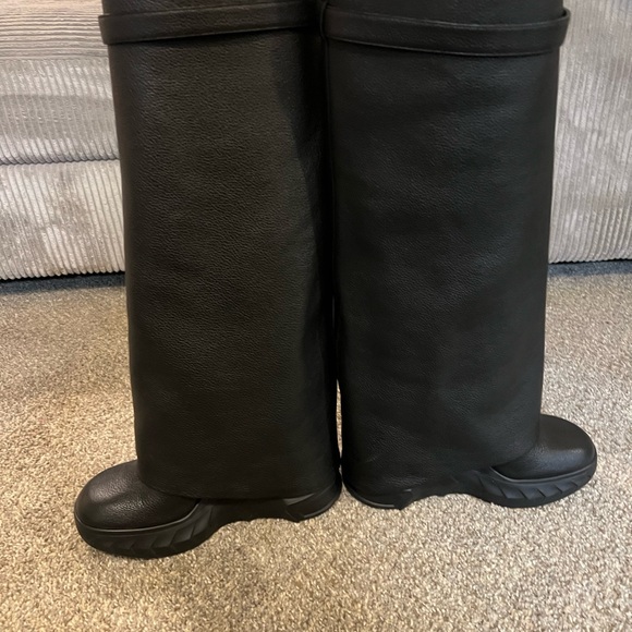 Givenchy - Picture 2 of 3